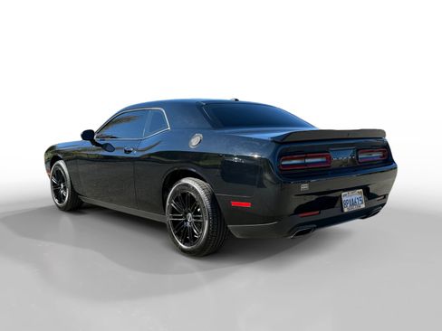 Used 2019 Dodge Challenger SXT image 3