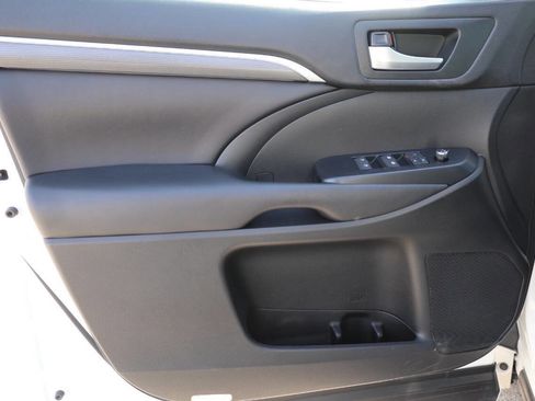 Used 2018 Toyota Highlander SE image 12