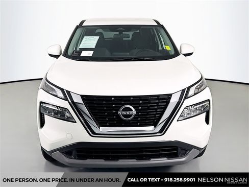 Used 2023 Nissan Rogue SV image 2
