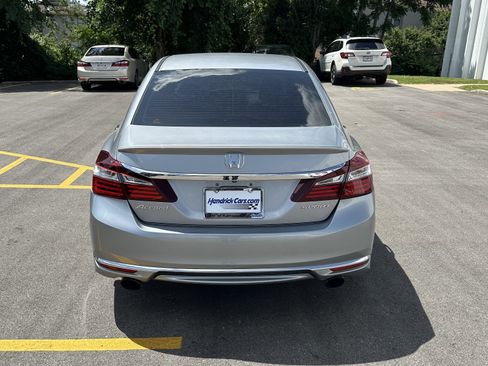 Used 2017 Honda Accord Sport image 9