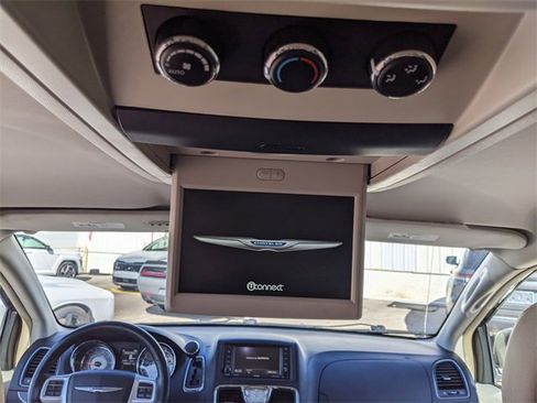 Used 2014 Chrysler Town & Country Touring-L w/ Driver Convenience Group image 12
