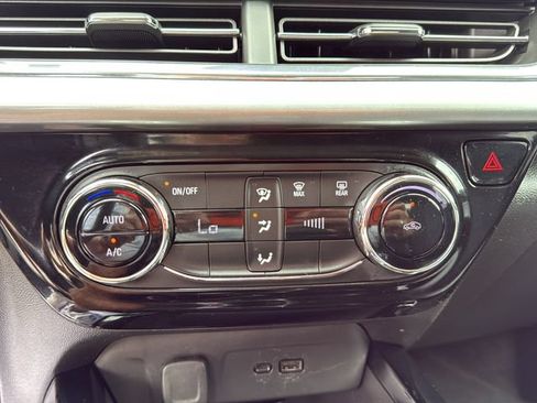 Used 2025 Chevrolet Trax LT FWD image 24
