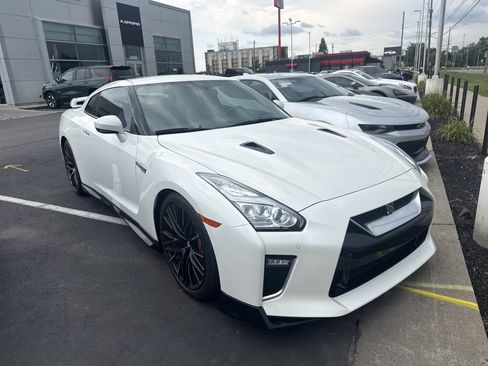 Used 2020 Nissan GT-R Premium AWD/4WD image 5