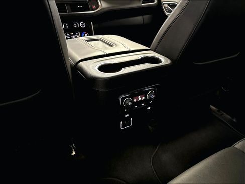 Used 2021 Chevrolet Tahoe Z71 w/ Luxury Package AWD/4WD image 36