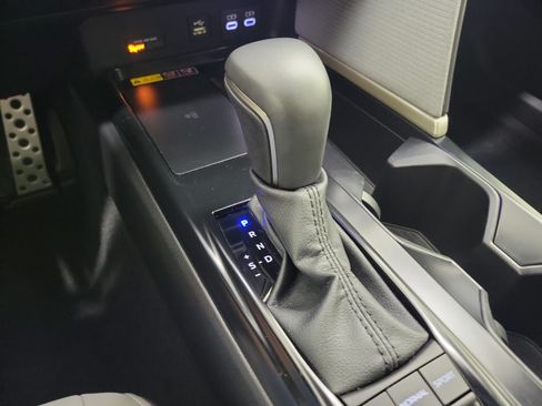 Used 2025 Toyota Camry SE w/ Convenience Package FWD image 30