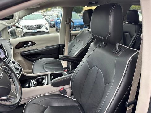 Used 2022 Chrysler Pacifica Limited FWD image 4