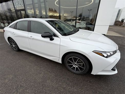 Used 2019 Toyota Avalon XSE image 3