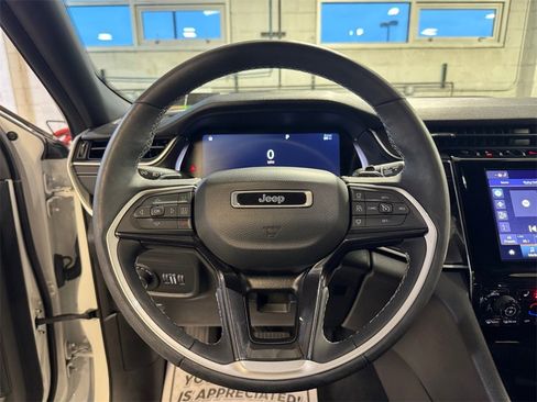 Used 2023 Jeep Grand Cherokee Altitude image 15