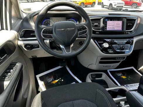 Used 2023 Chrysler Voyager LX FWD image 21