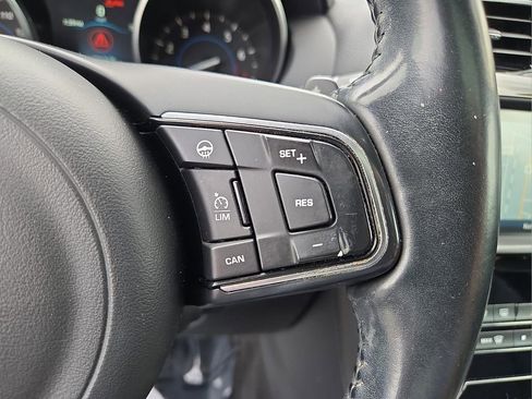 Used 2017 Jaguar F-PACE Premium image 23