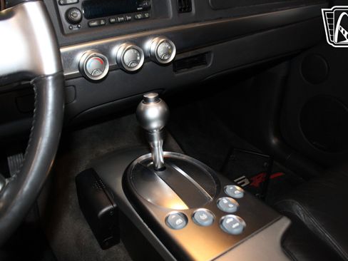 Used 2004 Chevrolet SSR w/ Preferred Equipment Group RWD image 10