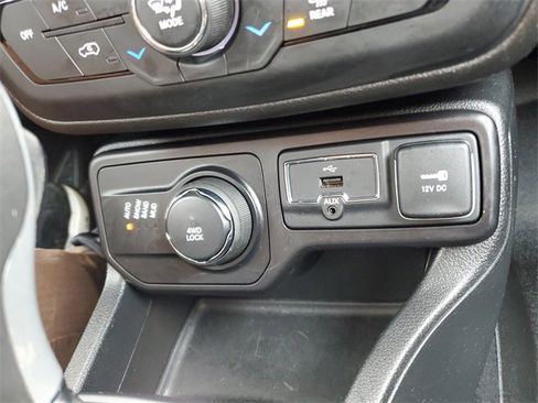 Used 2018 Jeep Renegade Altitude image 28