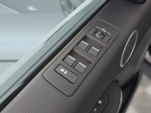 Certified 2025 Land Rover Discovery Dynamic SE image 12