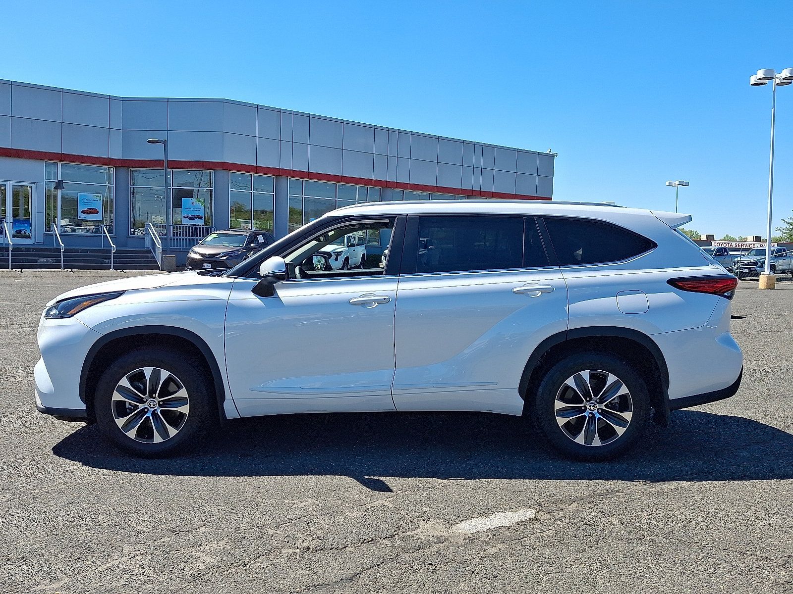 Used 2023 Toyota Highlander XLE w/ Protection Package #3 (TMS) AWD/4WD image 4
