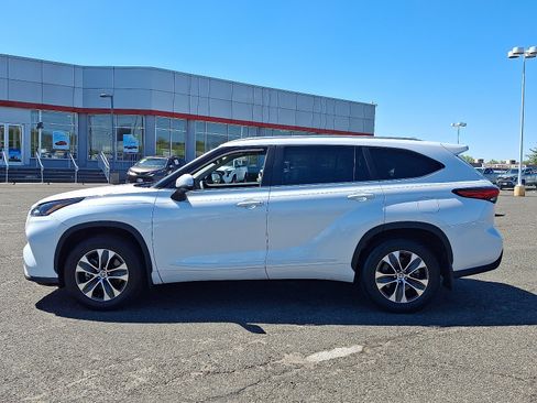 Used 2023 Toyota Highlander XLE w/ Protection Package #3 (TMS) AWD/4WD image 4