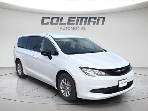 Used 2024 Chrysler Voyager LX image 7