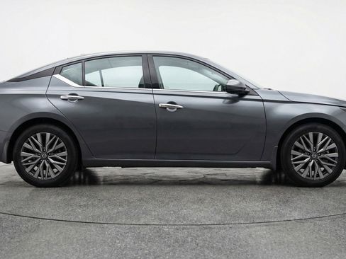 Used 2025 Nissan Altima 2.5 SV image 11