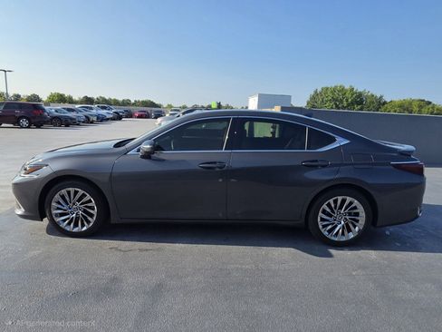 Used 2025 Lexus ES 300h Ultra Luxury w/ Accessory Package (Z2) FWD image 2
