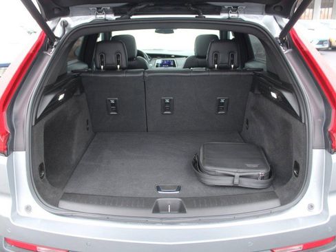 Used 2023 Cadillac XT4 Luxury w/ Cold Weather Package image 10