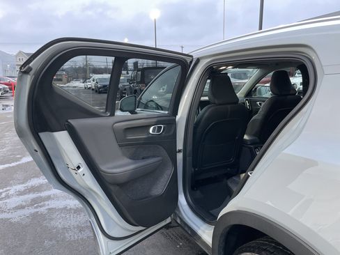 Used 2025 Volvo XC40 B5 Plus image 25