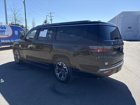 Certified 2024 Jeep Wagoneer L Series III w/ Flexible Seating Group image 7