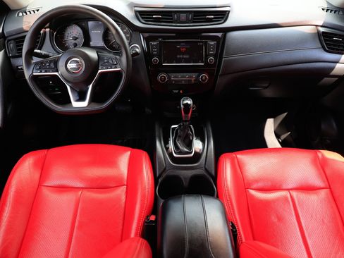 Used 2019 Nissan Rogue SV image 2