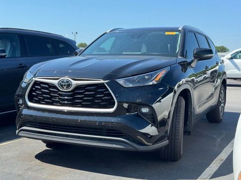 Used 2022 Toyota Highlander XLE FWD image 4