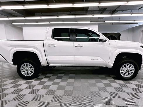 Used 2025 Toyota Tacoma SR5 AWD/4WD image 15