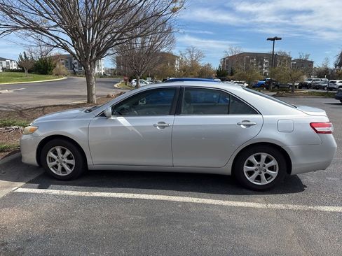 Used 2011 Toyota Camry LE w/ LE Extra-Value Pkg image 4