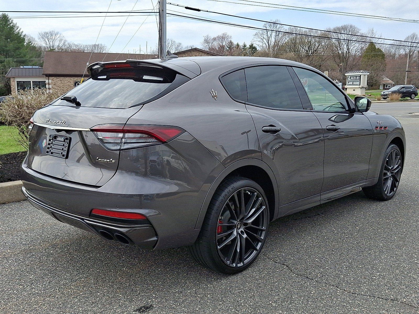 Used 2023 Maserati Levante Trofeo AWD/4WD image 5