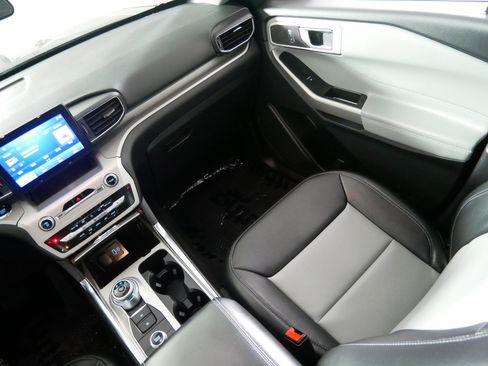 Used 2022 Ford Explorer XLT w/ Equipment Group 202A image 11