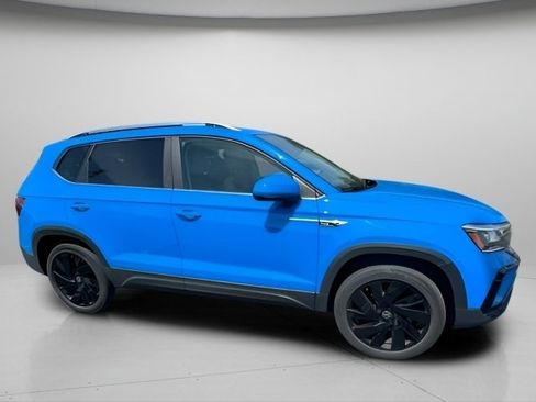 Used 2023 Volkswagen Taos SE w/ Panoramic Sunroof Package AWD/4WD image 9