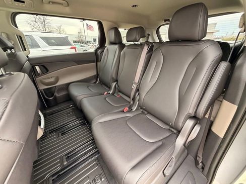 New 2026 Kia Carnival EX image 22