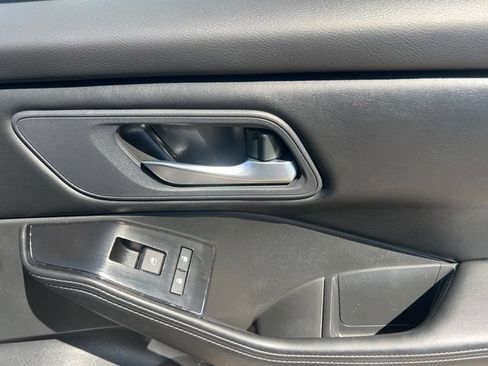 Used 2025 Nissan Rogue SV FWD image 35