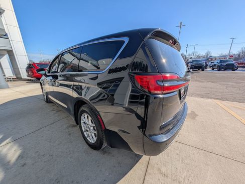 Used 2024 Chrysler Pacifica Touring-L image 6