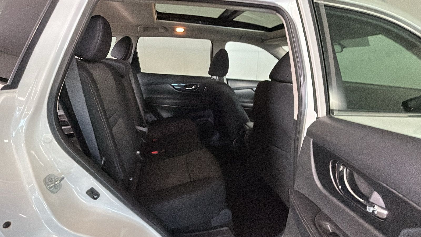 Used 2017 Nissan Rogue SV AWD/4WD image 35