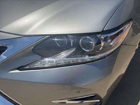 Used 2017 Lexus ES 300h w/ Luxury Package FWD image 6