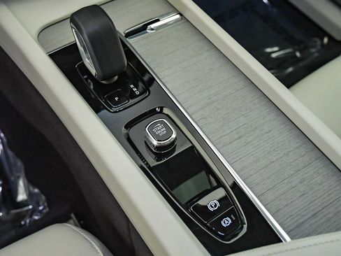 Certified 2025 Volvo XC60 T8 Plus w/ Protection Package Premier image 23