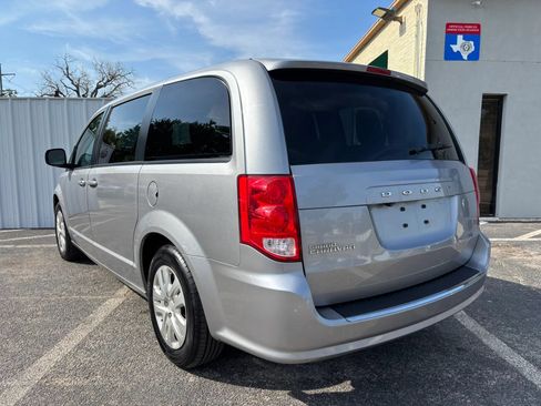 Used 2018 Dodge Grand Caravan SE w/ UConnect Hands-Free Group FWD image 3
