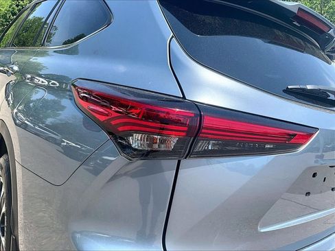 Certified 2021 Toyota Highlander XLE AWD/4WD image 35