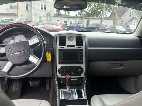 Used 2006 Chrysler 300 C w/ Navigation & Sound Group II RWD image 11