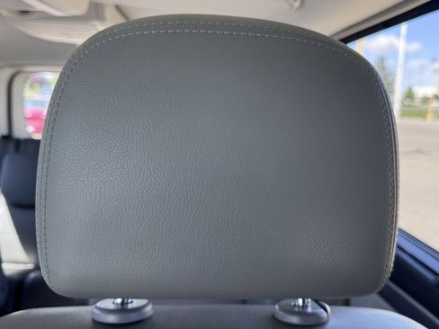 Used 2011 Volkswagen Routan SEL FWD image 12