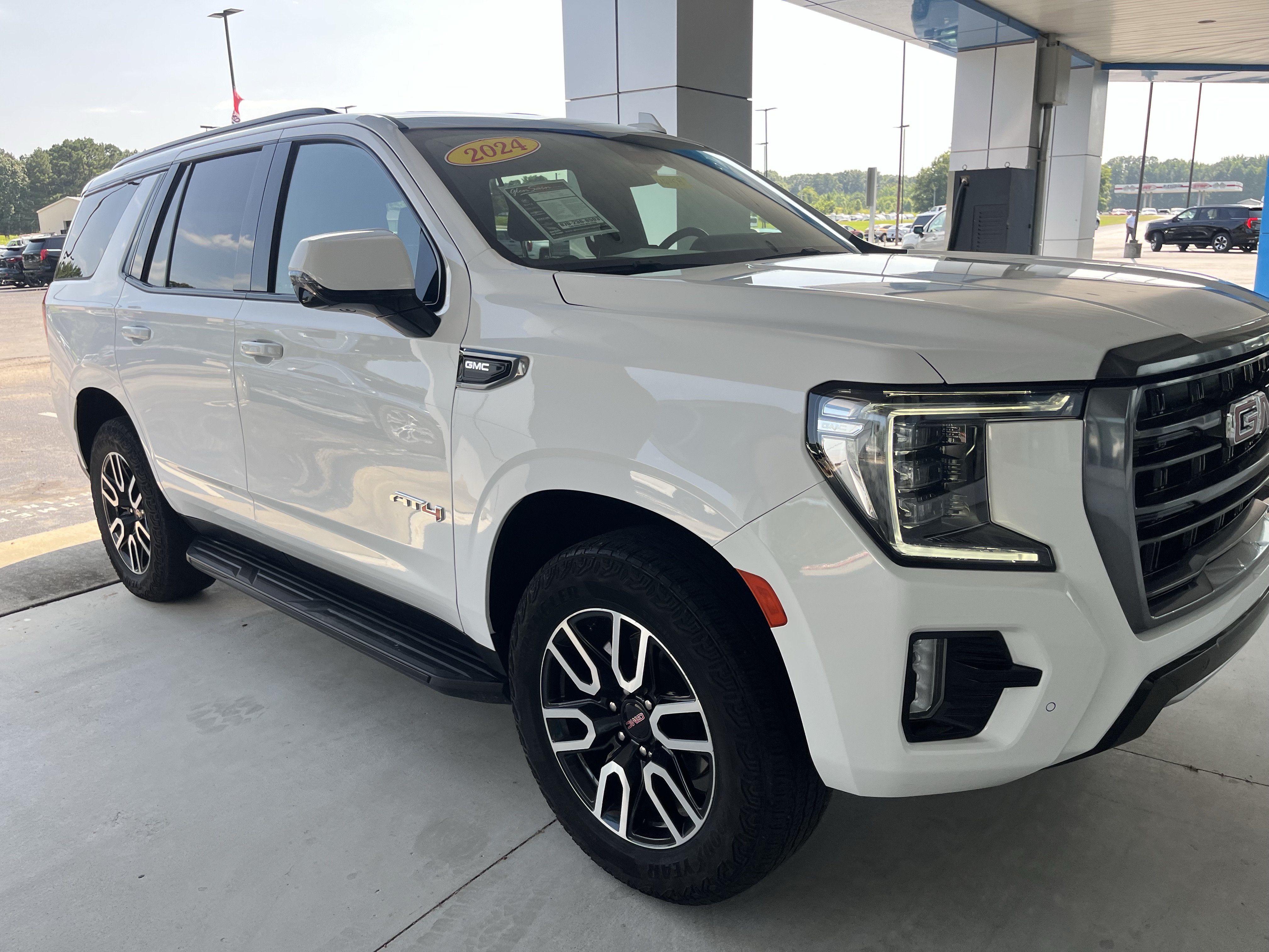 Used 2024 GMC Yukon AT4 w/ Technology Package AWD/4WD image 7
