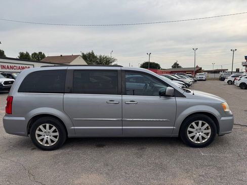 Used 2014 Chrysler Town & Country Touring image 4