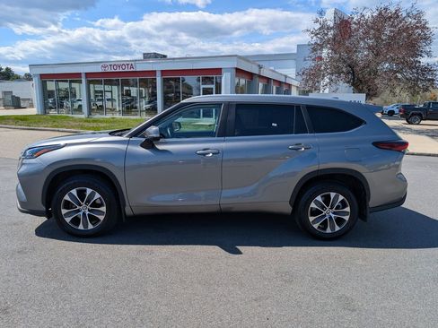 Used 2025 Toyota Highlander XLE AWD/4WD image 2