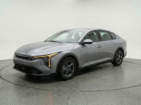 Used 2025 Kia K4 LXS image 3
