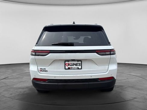 Used 2023 Jeep Grand Cherokee Altitude AWD/4WD image 9