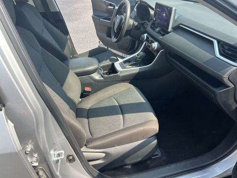 Used 2025 Toyota RAV4 XLE FWD image 33