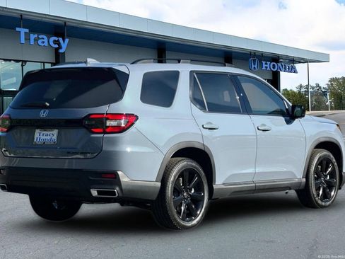 New 2025 Honda Pilot Black Edition image 4