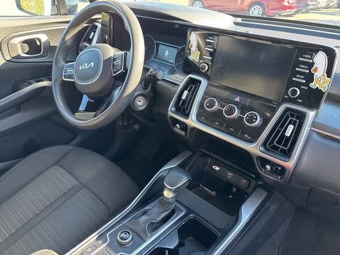 Used 2022 Kia Sorento LX image 6